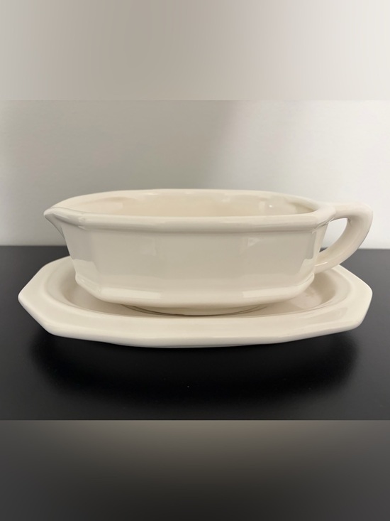 Pfaltzgraff Other - Pfaltzgraff Gravy Boat with Plate Heritage Pattern.
